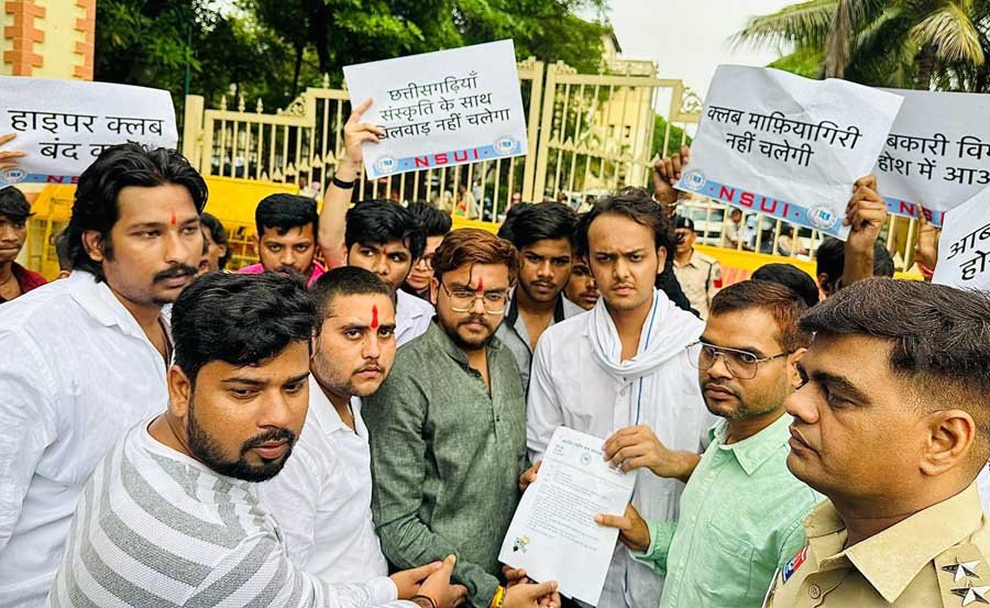 NSUI ने किया आबकारी विभाग का घेराव, हाइपर क्लब का लाइसेंस रद्द करने की मांग