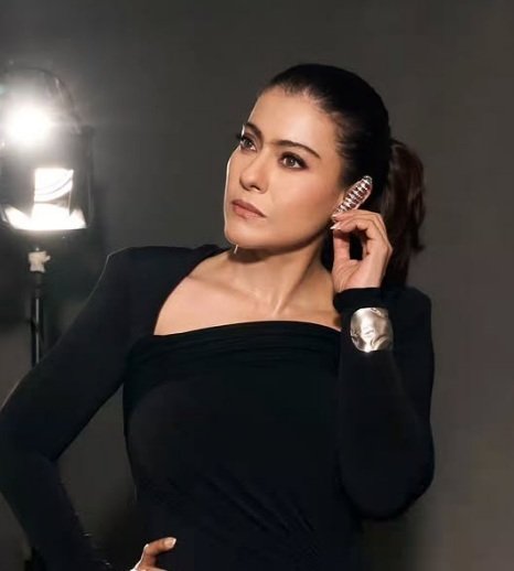 ब्लैक ड्रेस में काजोल का बॉस लेडी लुक