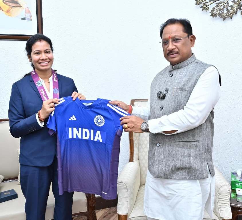 महिला क्रिकेट टीम की फिजियोथेरेपिस्ट आकांक्षा ने मुख्यमंत्री से की भेंट