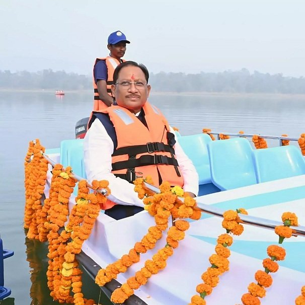 CM साय ने शांत सरोवर में किया नौका विहार