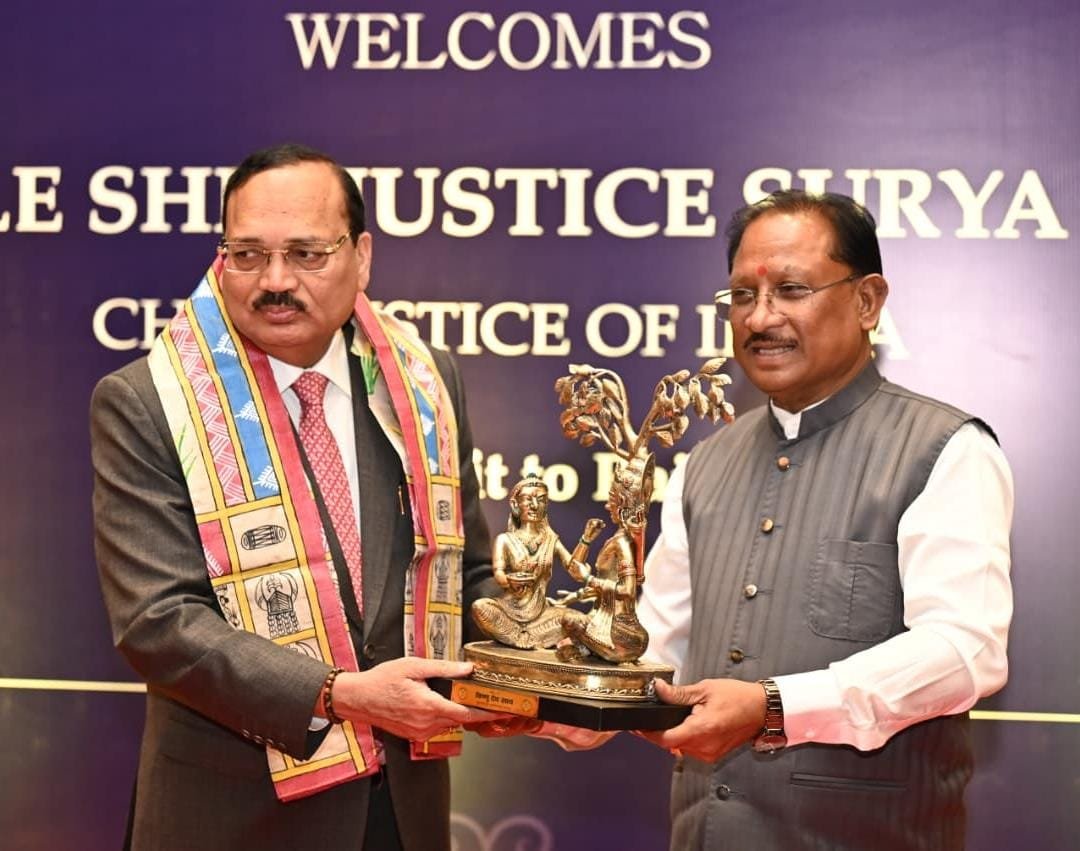 मुख्यमंत्री साय ने भारत के मुख्य न्यायाधीश न्यायमूर्ति सूर्यकांत का किया आत्मीय स्वागत