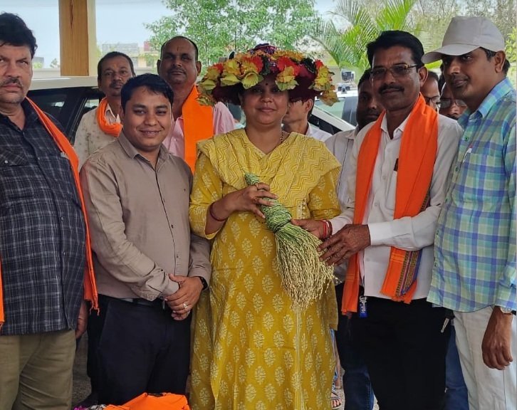 बसना में सांसद का किसान संगठन ने किया स्वागत, धान की बाली से किया अभिनंदन