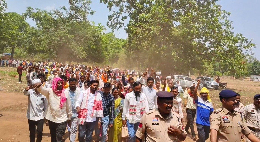 लड़ेंगे मरेंगे के नारे के साथ  किया ग्रामीणों ने सुशासन तिहार के मंच में प्रवेश