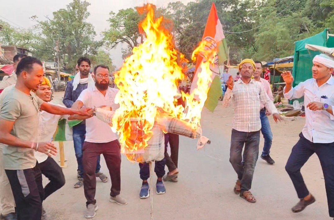 “आदिवासी सम्मान से समझौता नहीं” : मैनपुर में कांग्रेस का विरोध प्रदर्शन तेज