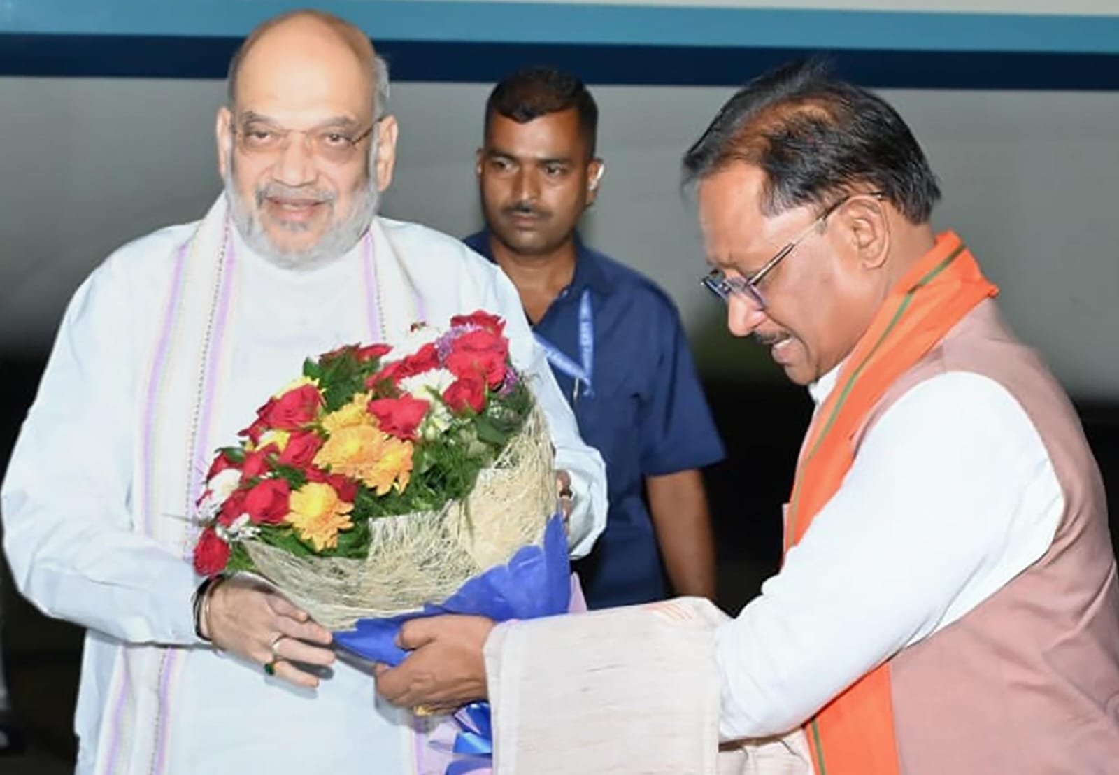 केंद्रीय गृहमंत्री अमित शाह पहुंचे रायपुर: मुख्यमंत्री श्री विष्णुदेव साय ने किया आत्मीय स्वागत
