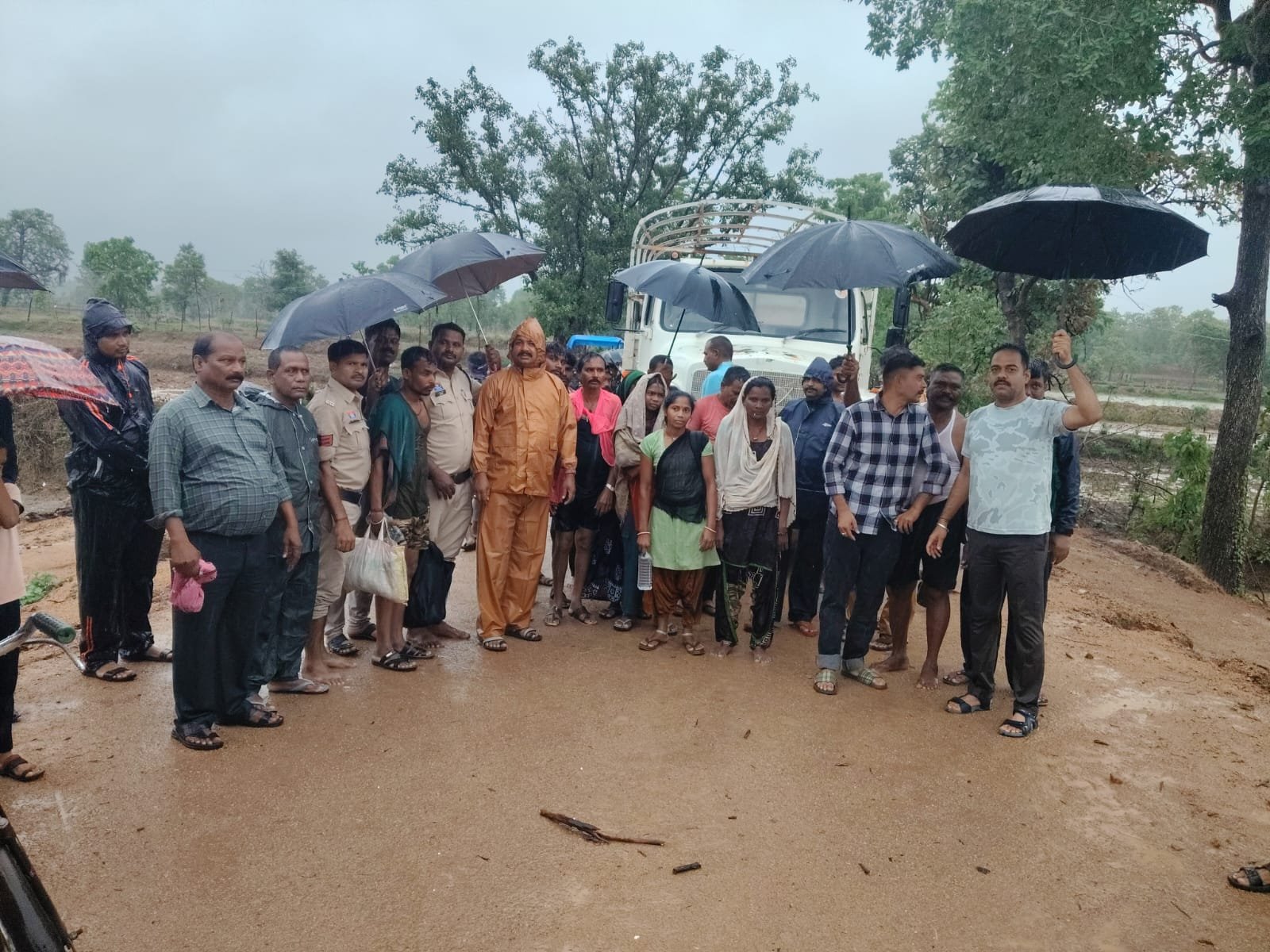 बाढ़ के बीच जिंदगी की जंग: गरियाबंद पुलिस और SDRF ने 14 ग्रामीणों को मौत के मुंह से सुरक्षित निकाला