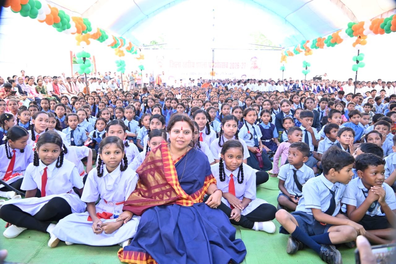 बच्चों के बीच जमीन पर बैठीं सांसद, तिलक लगाकर किया स्वागत; शाला प्रवेशोत्सव में शिक्षा पर दिया जोर