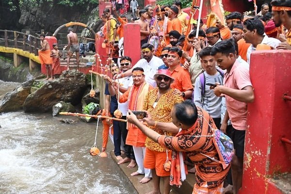 नरसिंहनाथ से बसना तक निकली भव्य कांवड़ यात्रा, हजारों शिवभक्तों ने किया जलाभिषेक