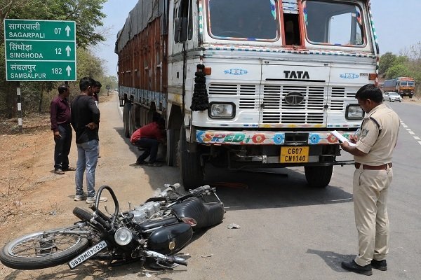 सड़क किनारे खड़े ट्रक से टकराई बाइक, युवक गंभीर घायल
