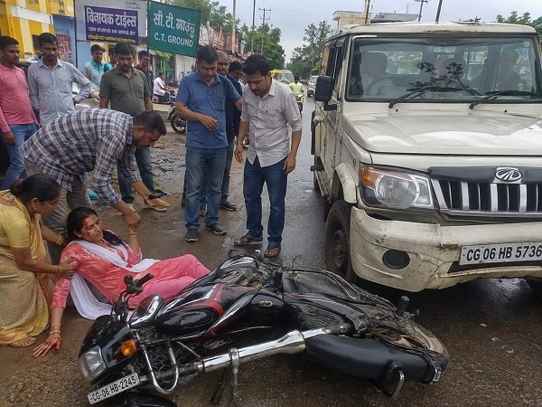 बसना:-  तेज रफ्तार बोलेरो ने बाइक को मारी टक्कर, दंपती घायल