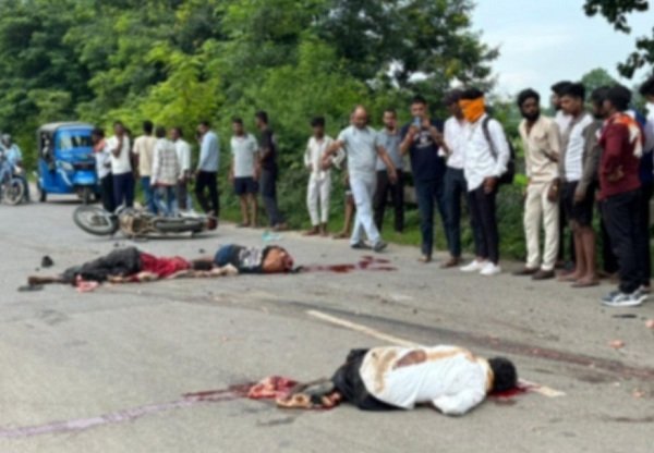 दर्दनाक सड़क हादसा, ट्रक की टक्कर से बाइक सवार तीन युवकों की मौत