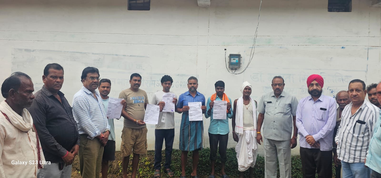 स्मार्ट मीटर के खिलाफ ग्रामीणों का फूटा आक्रोश: बसना में कांग्रेस ने खोला मोर्चा, पूर्व विधायक देवेंद्र बहादुर के नेतृत्व में चला हस्ताक्षर अभियान